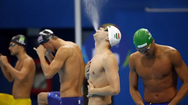 Перед півфіналом у плаванні батерфляєм на 200 метрів плавець із ПАР Чад Ле Кло боксував із тінню, привернувши увагу суперника - американського плавця Майкла Фелпса.
На жаль, ми не можемо показати це через права, але покажемо, як виглядав ритуал із виприскуванням води Томаша Кендереші з Угорщини перед цими змаганнями. Він робив це між Фелпсом та Ле Кло.