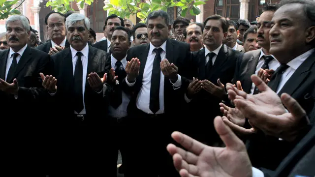 د پاکستان په ټولو ښارونو کې وکيلانو محکمو ته د احتجاج په توګه د نه تلو اعلان کړی