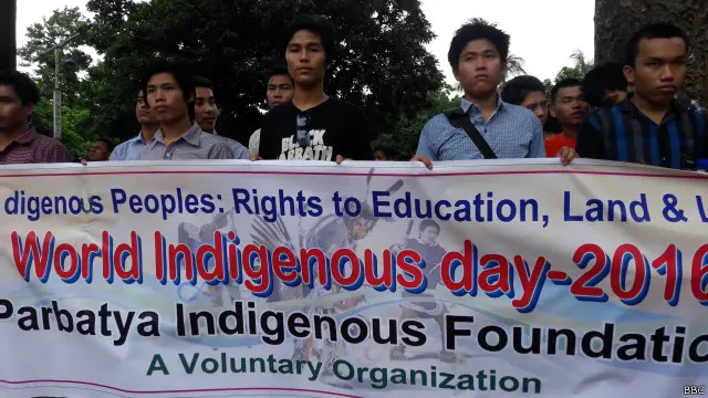 ঢাকার শহিদ মিনারের পাদদেশে সমাবেশে কয়েকশ ক্ষুদ্র জাতিসত্তার মানুষ অংশ নেয়।