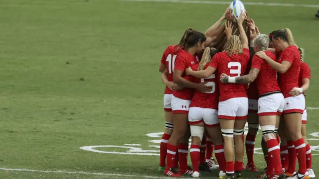 Канадійки також так зробили на грі з командою Австралії. Але з м’ячем на горі.