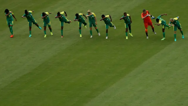 Жіноча футбольна команда із ПАР встала у таку позу перед матчем першого туру із Швецією. Як на це відреагували суперниці – злякались чи були спантеличені – не уточнюється.