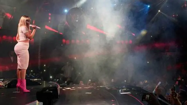 Müğənni Nicki Minaj da “arxa plandan” diqqəti cəlb edir