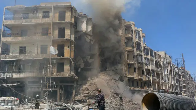 Nhà cửa ở Syria bị tấn công khiến người dân không  có điện, nước trong nhiều ngày