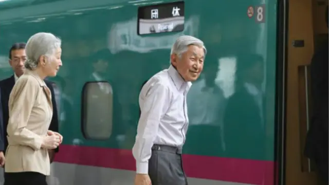 امپراتور و همسرش برای رفتن به ویلای خود در شمال ژاپن از قطارهای امروزی استفاده می‌کنند