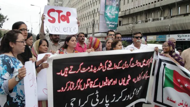 پاکستان نیشنل پارٹی، پاکستان ورکرز پارٹی، عوامی جمہوری پارٹی، تحریک حقوق نسواں، عورت فاؤنڈیشن اور دیگر جماعتوں کی جانب سے بھی پریس پر اجتماعی مظاہرہ کیا گی