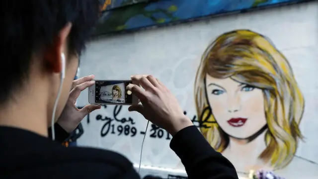 جدارية لفنان الجداريات "لوشسكس" من مدينة ملبورن الاسترالية، وقد نفذها كرد فعل على مشاحنة دارت عبر وسائل الإعلام بين المغنية وكاتبة الأغاني تايلور سويفت ونجمة تليفزيون الواقع كيم كاردشيان