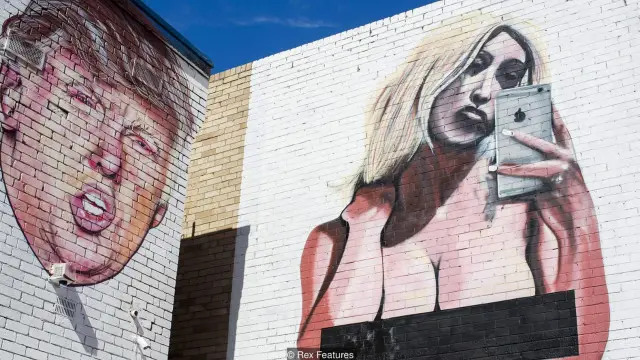 جداريتان متجاورتان – يُقال إنهما لفنان الرسم على الجدران لوشسكس - إحداهما لصورة ذاتية "سيلفي" عارية وسيئة الصيت التقطتها كيم كاردشيان لنفسها، والأخرى لـ"دونالد ترامب".