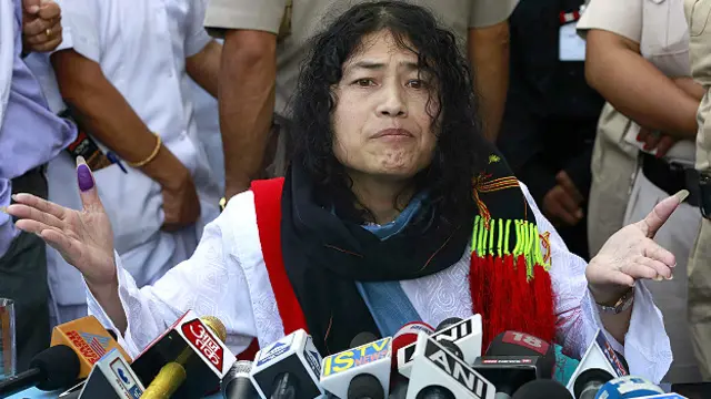 जेल से रिहा होने के बाद पत्रकारों से बात करतीं इरोम शर्मिला.