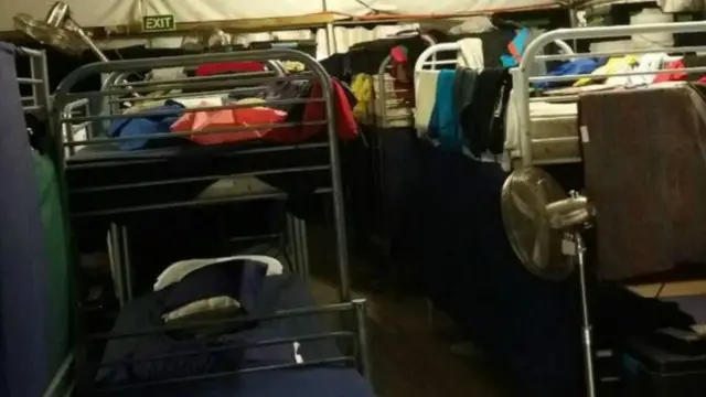 صورة من داخل أحد الغرف في مركز اللاجئين