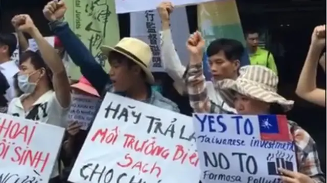 Người dân Việt Nam phản đối vụ Formosa Hà Tĩnh gây thảm họa môi trường ở duyên hải miền Trung Việt Nam.