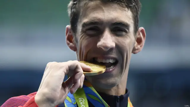 2014 میں ریٹائرمنٹ واپس لینے والے مائیکل فیلپس اب تک ریو اولمپکس میں تین طلائی تمغے جیت چکے ہیں جبکہ اولمپکس مقابلوں میں ان کے کل تمغوں کی تعداد 25 ہے جن میں 21 طلائی اور چاندی اور کانسی کے دو، دو میڈل شامل ہیں۔