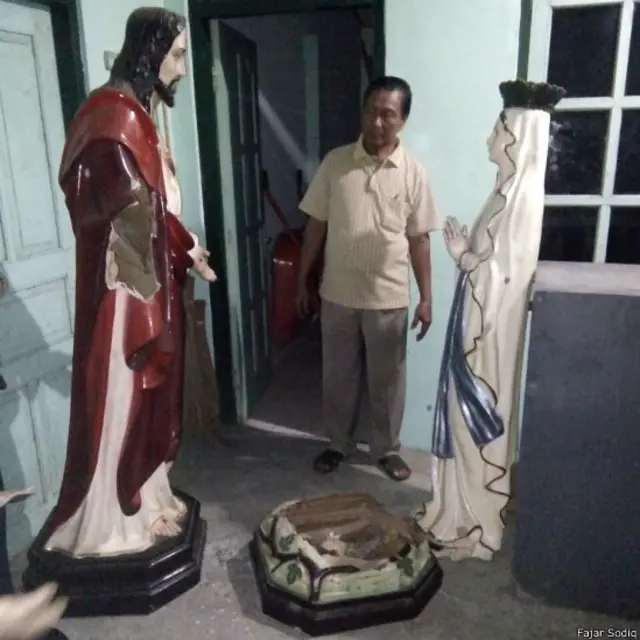 Kondisi patung Yesus dan Bunda Maria di Gereja Santo Yusuf Pekerja, Klaten, Jawa Tengah.