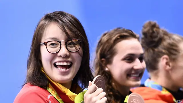 网络评论调侃说，傅园慧是“一个被游泳事业耽误了前程的段子手”。