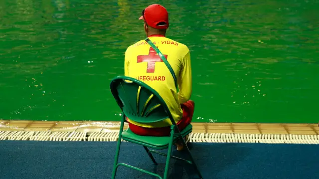 一名救生员在变绿的跳水池旁值班（9/8/2016）
