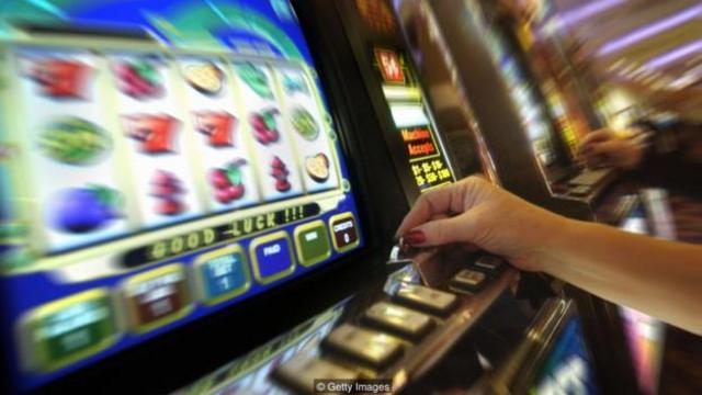 某些机器会故意用某些色彩引诱人们赌博。 (图片来源: Getty Images)