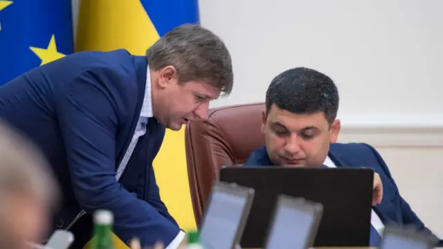 Нові прем'єр і міністр фінансів обіцяли припинити практику ухвалення бюджету "під ялинку"