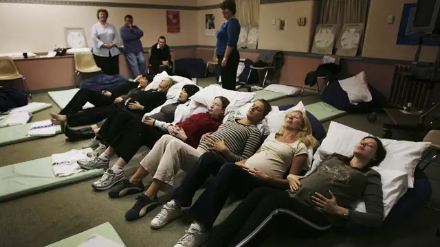 Bir qrup hamilə qadın relaksasiya terapiyasını qəbul edir.