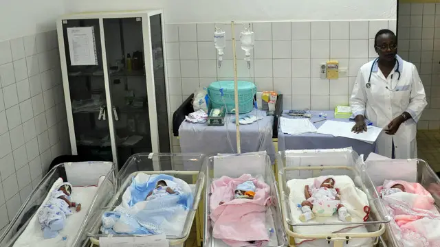 يعتقد أن لحمض الفوليك صلة بتراجع مخاطر الإصابة بتشوهات خلقية إذا تناولته المرأة قبل شهر من الحمل.