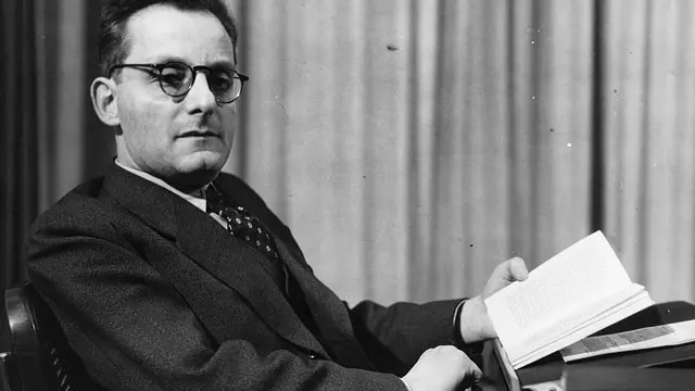 ماکس برود که پس از به قدرت رسیدن حزب نازی در آلمان، مانند میلیون‌ها یهودی دیگر، تحت تعقیب قرار گرفت