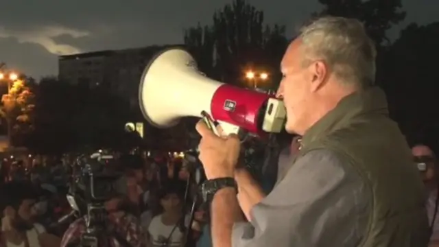 Yerevan mitinqlərində, "Qarabağ ətrafı rayonlarının" Azərbaycana qaytarılması üçün Ermənistana təzyiq etdiyinə görə, Rusiyanın "Ermənistandan çıxması" tələbləri də səslənir