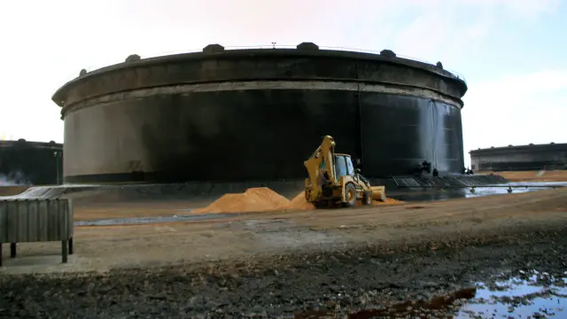 أدت حالة الفوضى في ليبيا إلى تراجع إنتاج النفط بشكل كبير بعدما كانت تنتج 1.6 مليون برميل يوميا قبل عام انتفاضة 2011.