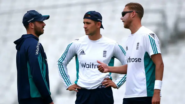 انگلش کپتان الیسٹر کک کا کہنا ہے کہ وہ اپنے پانچ بولروں کی کارکردگی سے خوش ہیں