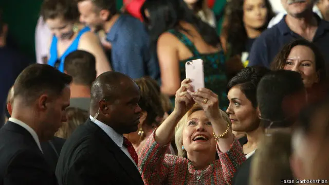 هیلاری کلینتون نامزد حزب دمکرات برای انتخابات ریاست جمهوری سال ۲۰۱۶ امریکا در تجمع انتخاباتی در ایالت ویرجینیا سلفی گرفت