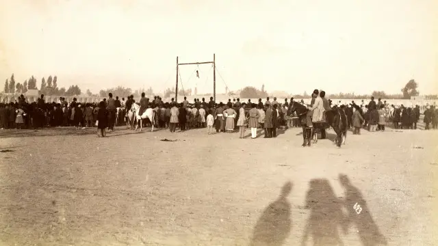 عکس سلف پرتره ای که یکصد و بیست سال پیش آنتوان سورگین از سایه خود و پیکر میرزا رضا کرمانی بر بالای دار گرفت نیز از اولین عکسهای گرفته شده در ایران است که عکاس در عکس دیده می شود‫. در این عکس سایه عکاس و یک فرد دیگر در پیش زمینه دیده میشود در حالیکه مردم در حال تماشای مراسم اعدام کسی هستند که ناصرالدین شاه قاجار را ترور کرد‫.
