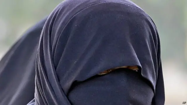 至于德国有多少女性穿戴布卡罩袍不得而知，但路透社援引德国中央穆斯林委员会的负责人艾曼·马耶克（Aiman Mazyek）的话说，几乎没有什么女性穿这样的罩袍。