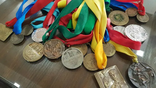 گھر کے قرضے تلے دبے ہوئے محمد عاشق رکشہ چلانے پر مجبور ہیں