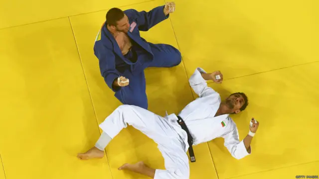 د هالنډ د اېنريکو لکروز (شنې جامې) د منګوليا له اوټګونډلي ډورجېنمټبو د نارينه وو د ۶۰ کيلو ګرام وزن سيالۍ کې