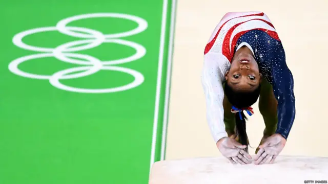 د جمناسټک په سياليو کې ۱۹ کلنې امريکايۍ مېرمنې سمون يايلز روسۍ لوبغاړې ته ماته ورکړه او د سرو زور مډال يې ترلاسه کړ.