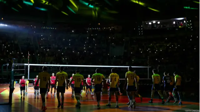 د برازيل او کاناډا د واليبال لوبغاړي ډګر ته د ننوتلو په حال کې