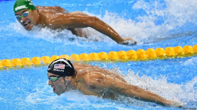 د امريکا مايکل فېلپس د نارينه وو ۲۰۰ متره پتنګ لامبو کې د سرو مډال وګاته.