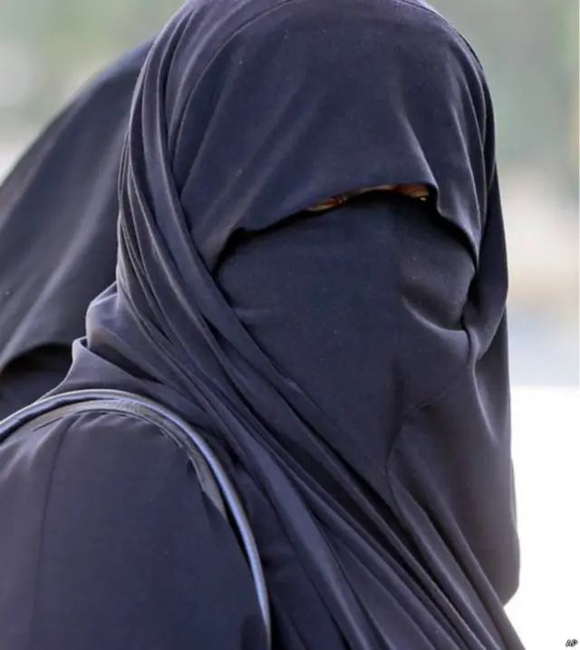 سيدعم وزير الداخلية الألماني مقترح منع ارتداء البرقع في ألمانيا