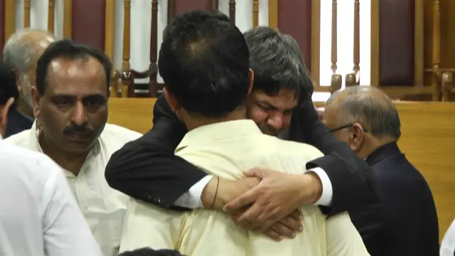  وکلا تیسرے روز بھی ایک دوسرے کے ساتھ بغلگیر ہوکر آنسو بہاتے رہے
