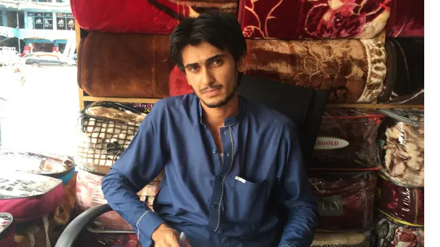 تاجر عزیز اللہ خان کا کہنا ہے کہ گاہک کہتے ہیں کہ افغان مہاجرین جارہے ہیں لہذا ہمیں سستے داموں چیزیں فروخت کردے