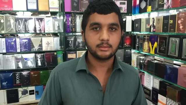 تاجر انیل سنگھ کا کہنا ہے کہ افغان پناہ گزین پہلے شہر کے ہر کونے سے سامان خریدنے کےلیے آیا کرتے تھے لیکن اب ان کی تعداد کم ہوگئی ہے