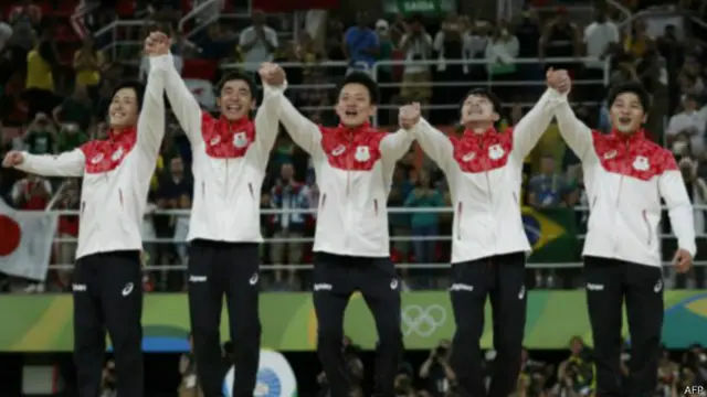 د جاپان د نارينه وو د جمناسټک لوبډلې د سرو زرو مډال وګاټه.