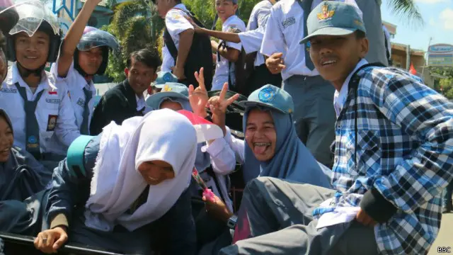 Siswa SMK Negeri 2 Makassar mengadakan aksi ke kantor Polsek Tamalate menuntut pelaku dihukum berat.