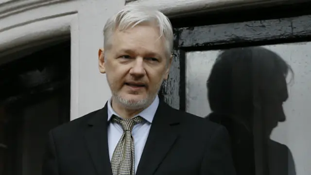 آسانژ در ایوان سفارت اکوادور - شاید پیشنهاد اکوادور به چهار سال انزوای در سفارت آن کشور پایان دهد