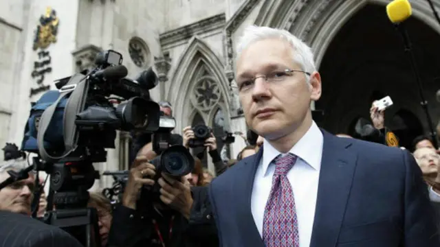 آسانژ هنگام خروج از دادگاه در لندن در سال ۲۰۱۲ - با صدور حکم نهایی برای استرداد به سوئد، آسانژ به سفارت اکوادور پناهنده شد