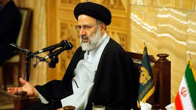 برای اولین بار می‌شنویم که اصلی‌ترین مقامات مسئول در این اعدام‌ها، درباره «شیوه کارشان» توضیح می‌دهند. توضیحاتی که البته تمامش مبتنی بر حقیقت نیست و اکنون می‌دانیم ادعاهایی همچون اینکه «از هر خانواده فقط یک نفر را اعدام کردیم» و «جوانانی که موقع بازداشت ۱۶-۱۷ سال داشتند، اعدام نشدند»، خلاف واقعیت است/ ابراهیم رییسی معاون وقت دادستان 