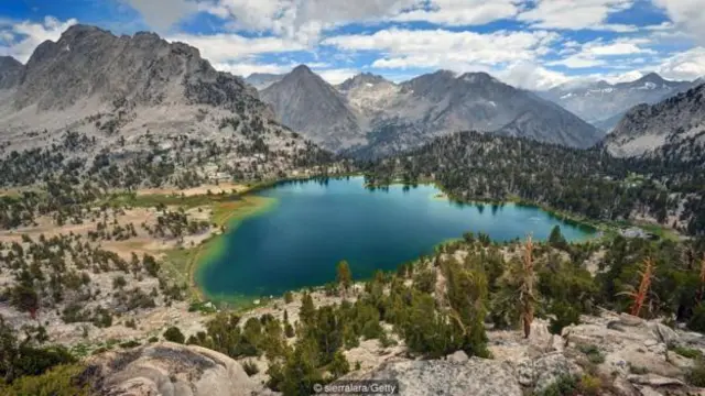 背包客在旅途中可能會見到高山湖（圖片來源：sierralara/Getty)