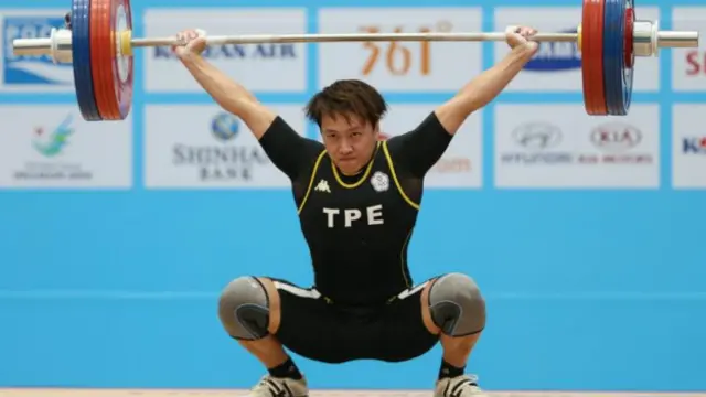 台湾63公斤举重选手林子琦在开赛前,药检未过关