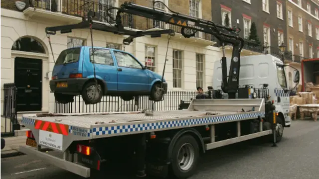 伦敦富人区街上停车一位难求(图片来源：Getty Images)