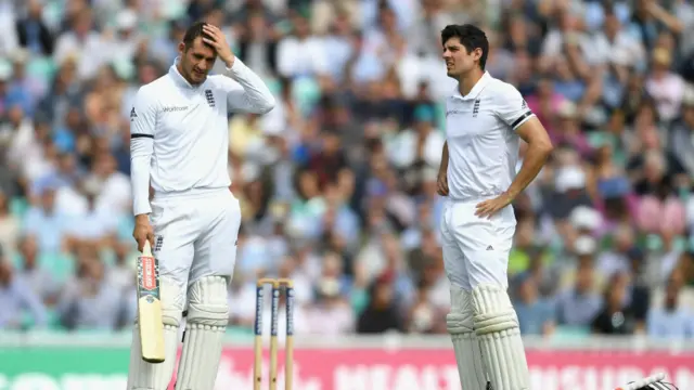 انگلینڈ کے پہلی وکٹ اس وقت گری جب ایلکس ہیلز محمد عامر کی گیند پر کیچ آؤٹ ہو گئے۔ ایلکس ہیلز کے خیال میں گیند زمین کو چھونے کے بعد فیلڈر کے ہاتھ میں آئی تھی۔ 