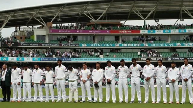 دونوں ٹیموں نے میچ کے شروع ہونے سے قبل پاکستان میں حالیہ دہشتگردی کے واقعات میں میں ہلاک ہونے والے افراد کے سوگ میں ایک منٹ کی خاموشی اختیار کی ۔