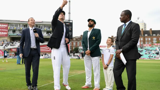 انگلینڈ کے کپتان الیسٹر کک نے ٹاس جیت کر لندن کے ابر الود موسم میں پہلے بیٹنگ کا فیصلہ کیا۔