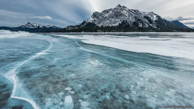 Gelembung-gelembung gas metana beku yang sangat mudah menyala dan terbakar (Sumber foto: www.thousandwonders.net)